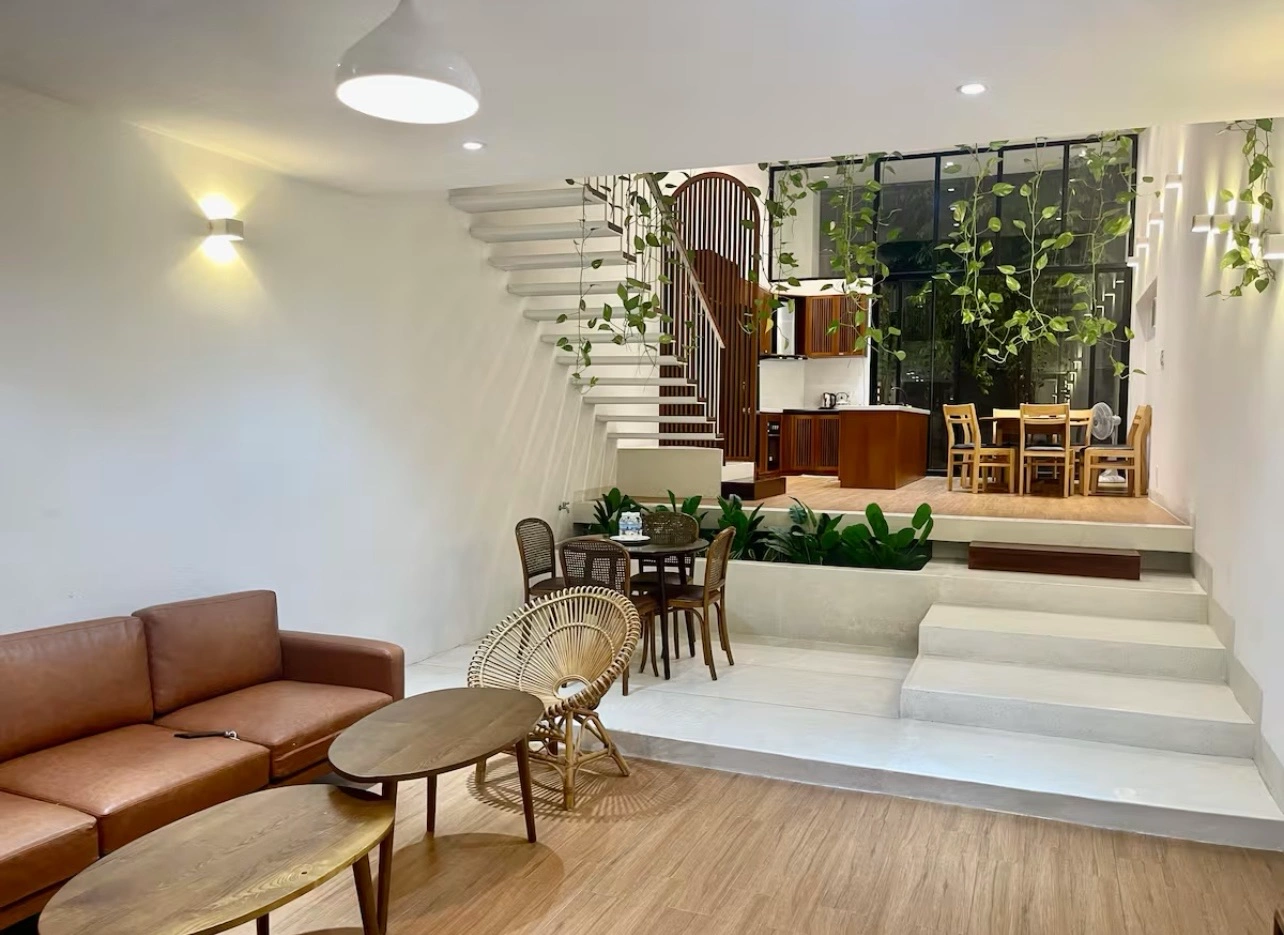 phong-khach-thiet-ke-nha-pho-4-tang-thoang-dang-va-tran-ngap-anh-sang-tu-nhien