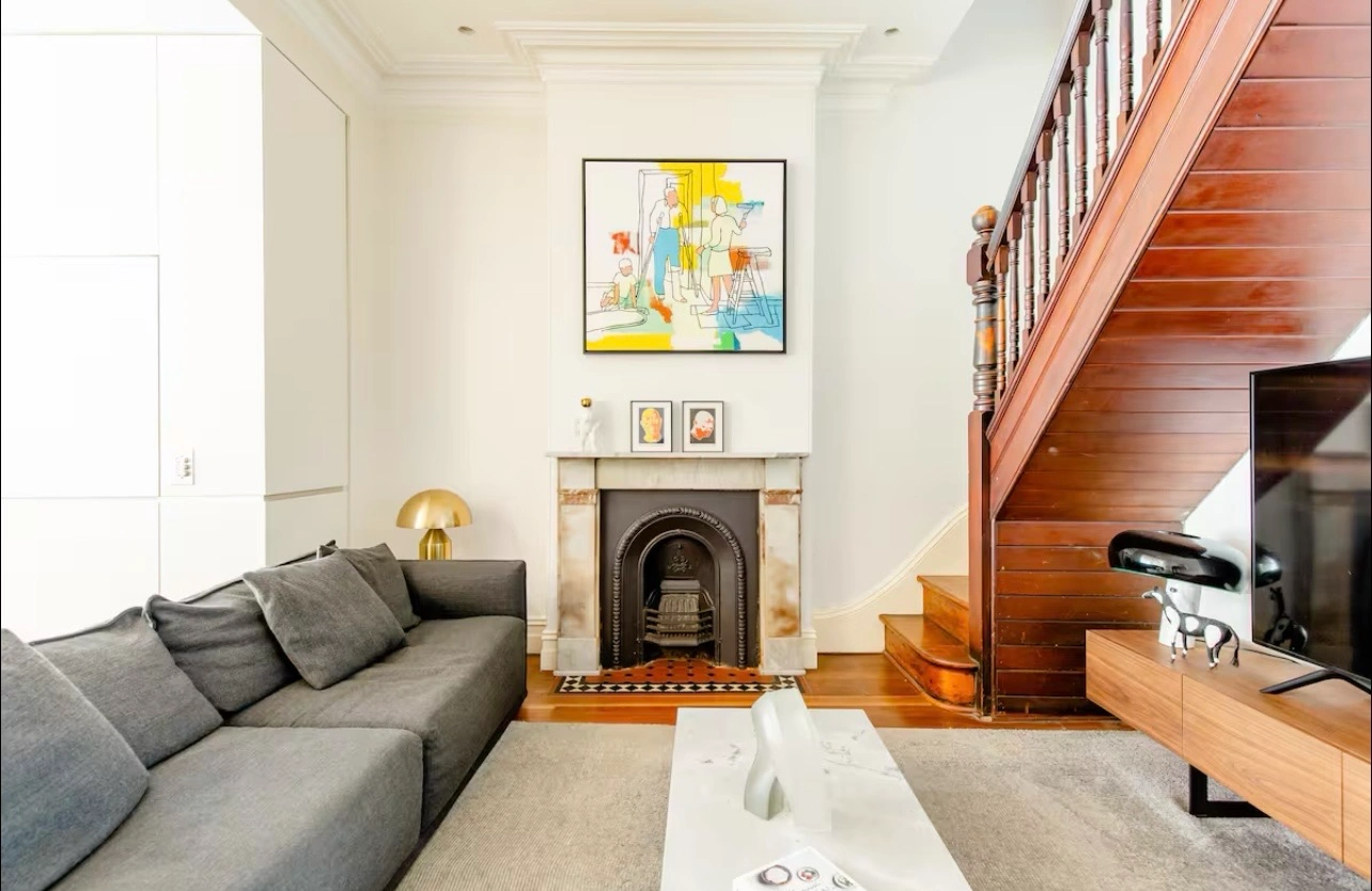 phong-khach-thiet-ke-nha-pho-co-san-vuon-don-anh-sang-truc-tiep