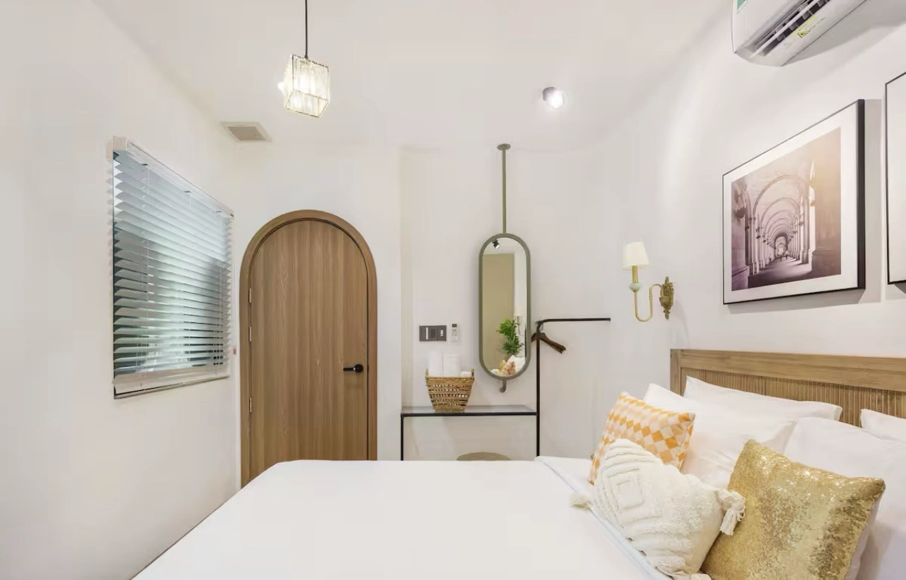 phong-ngu-sang-sua-voi-su-ket-hop-giua-den-va-cua-so