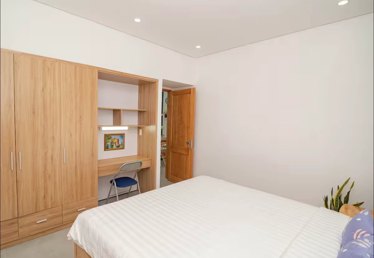 phong-ngu-thanh-lich-va-nhe-nhang-voi-gam-mau-trang-chu-dao