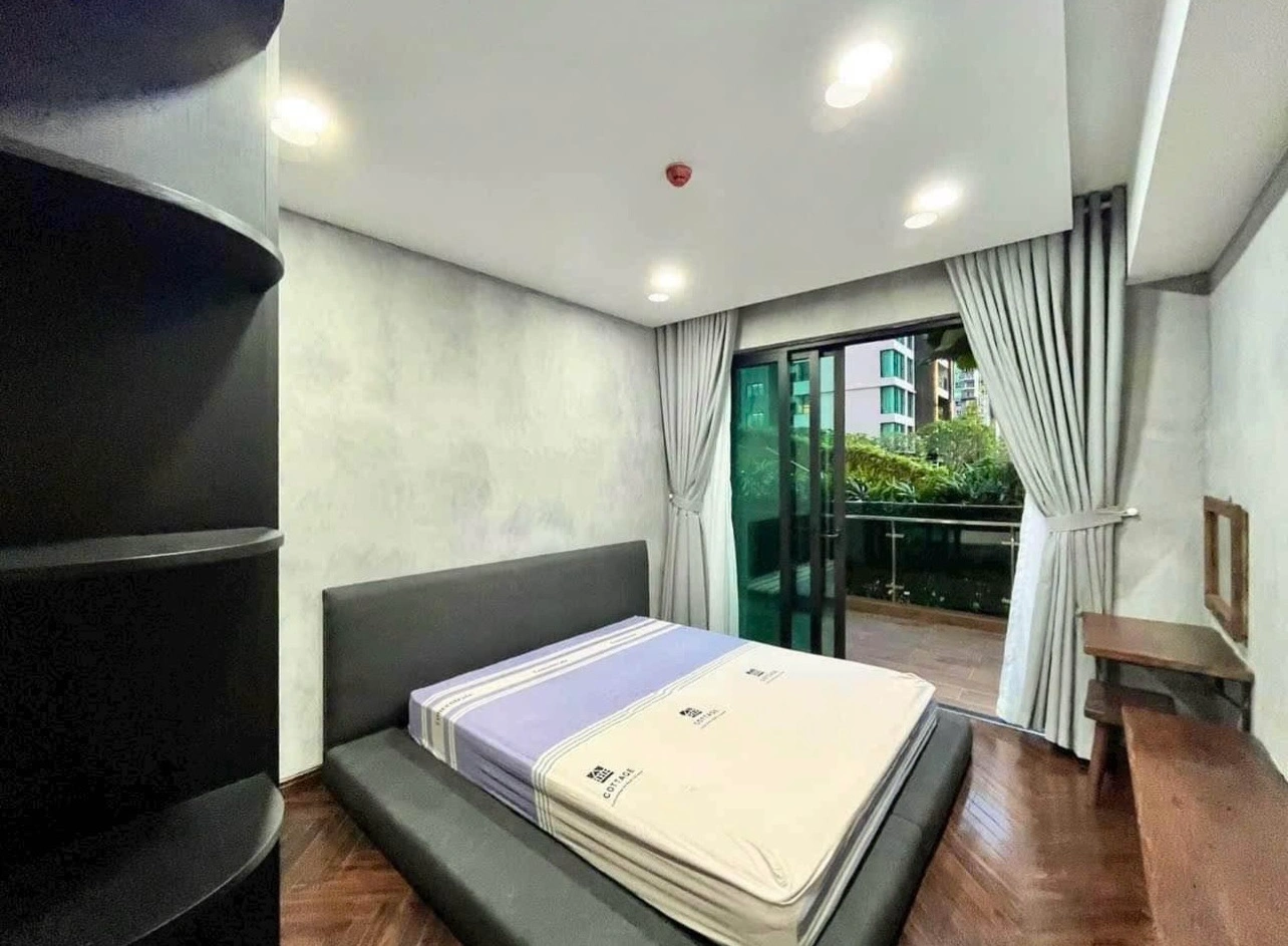 phong-ngu-thoang-dang-voi-cua-so-lon-mo-ra-khong-gian-xanh