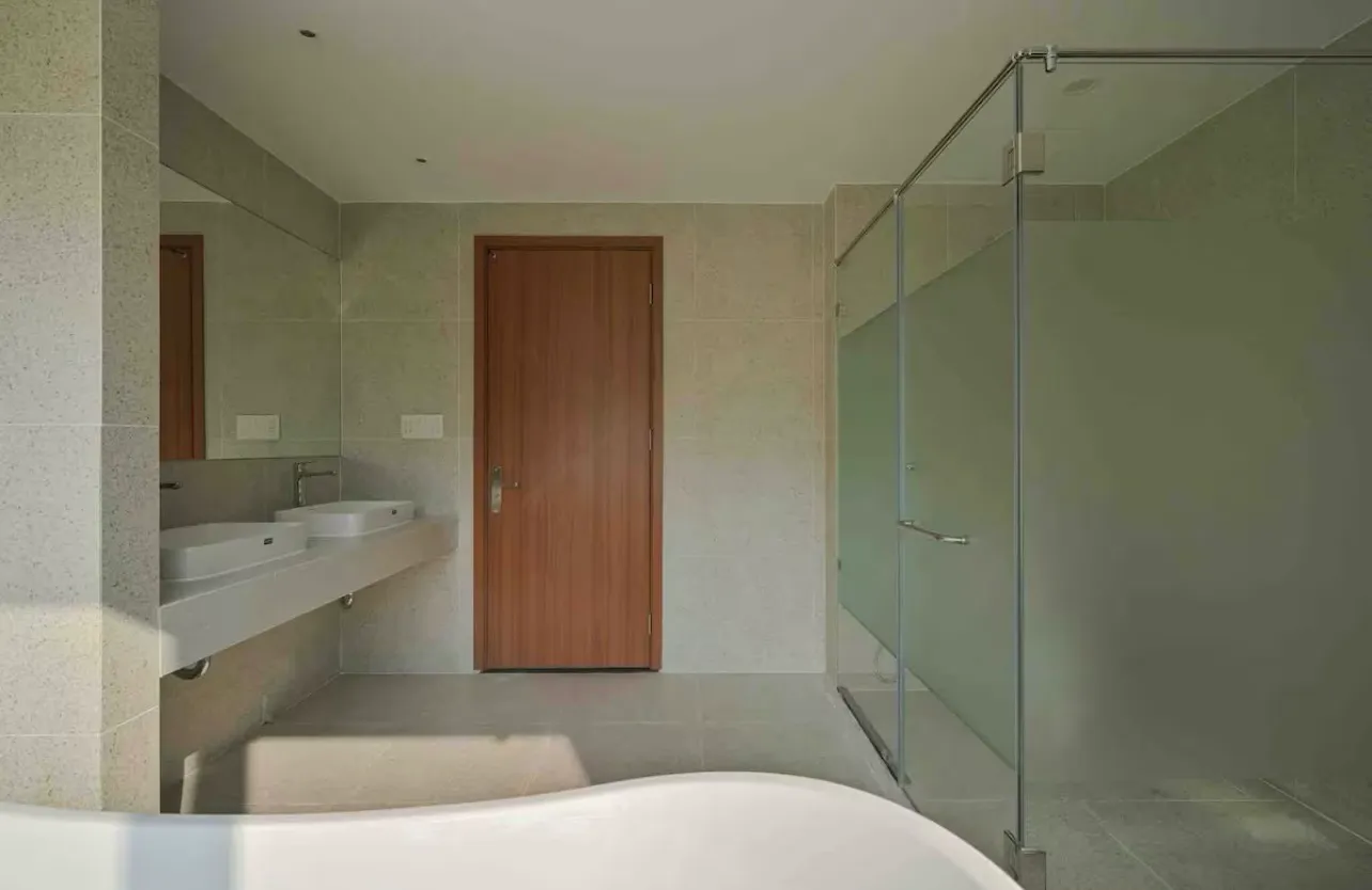 Không gian phòng tắm của thiết kế nhà phố 4 tầng với giếng trời thoáng đãng và vệ sinh