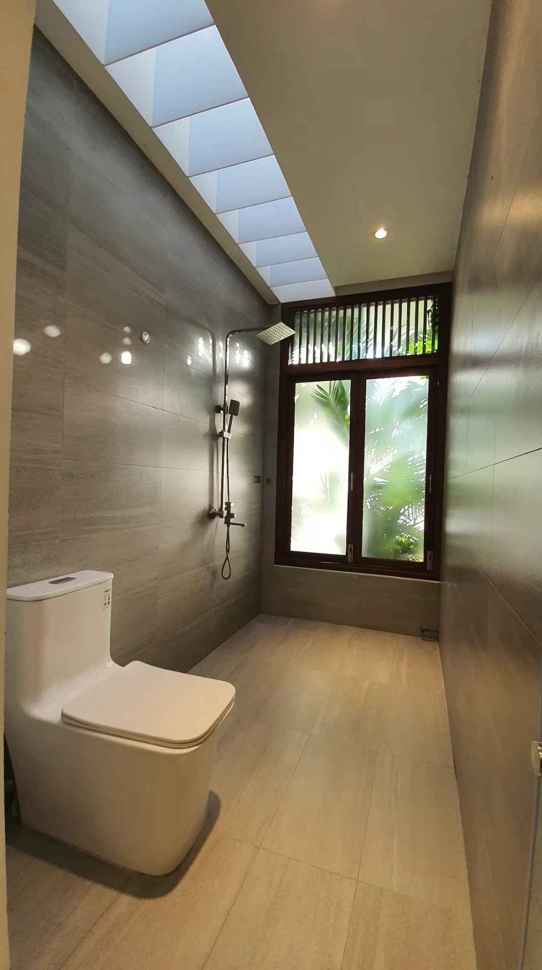 phong-tam-voi-su-ket-hop-hai-hoa-giua-anh-sang-thien-nhien-va-vat-lieu