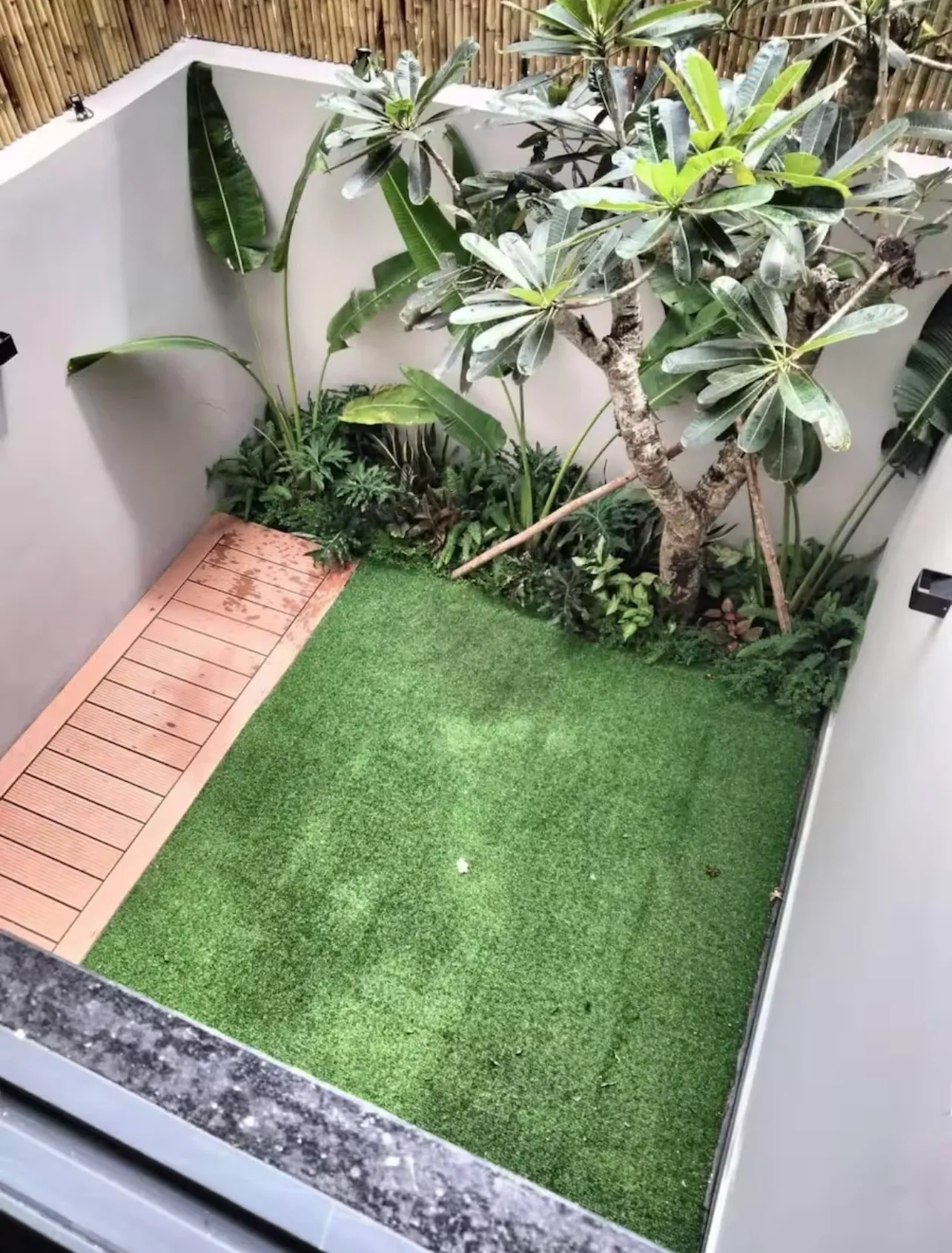 Sân sau của thiết kế nhà phố 4 tầng với điểm nhấn giếng trời thoáng đãng an toàn mát mẻ