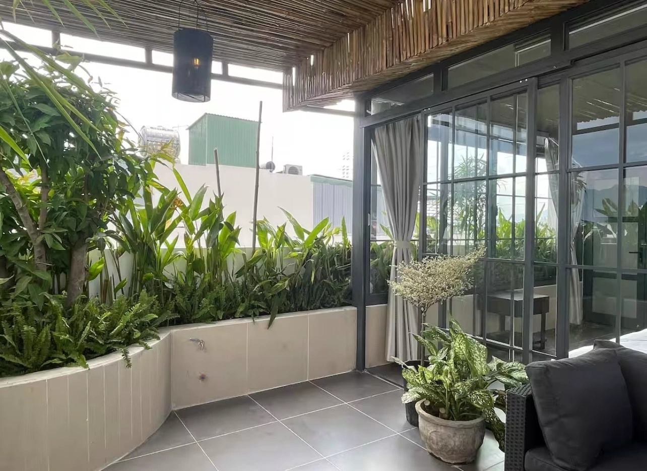 san-thuong-mo-ra-ben-ngoai-va-duoc-bao-quanh-boi-cac-cay-xanh