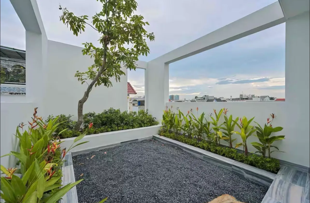 Sân thượng với các ô mở độc đáo của thiết kế nhà phố 4 tầng với điểm nhấn giếng trời thoáng đãng