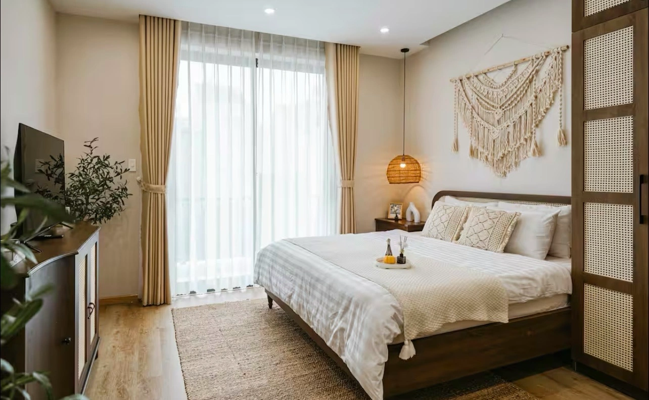 thiet-ke-noi-that-don-gian-gan-gui-voi-thien-nhien-nho-su-dung-chat-lieu-go-va-may