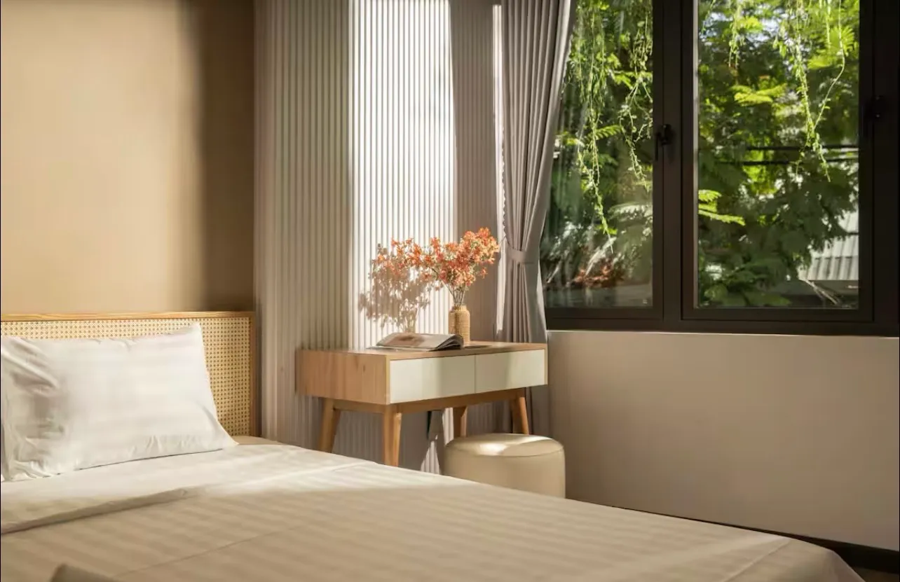 Hoa tươi tinh tế điểm xuyết cho không gian yên giấc