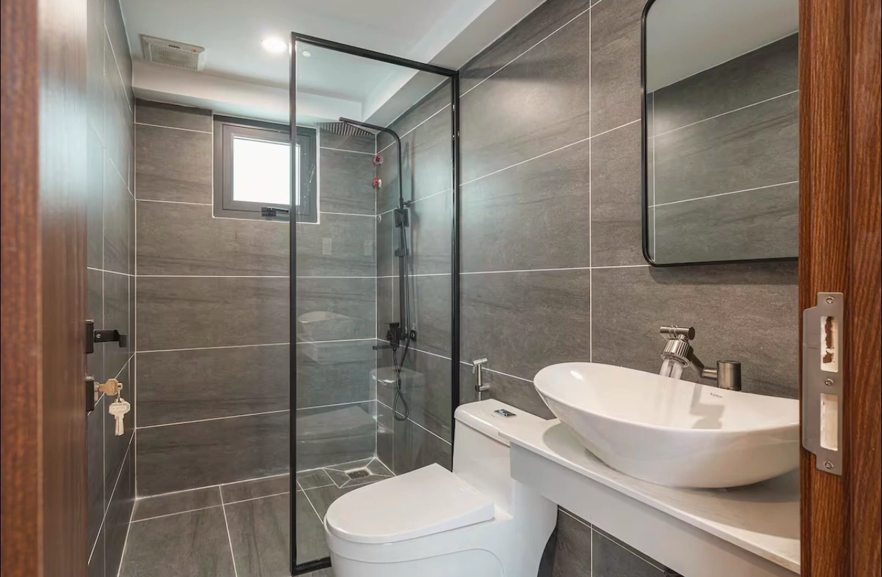 thiet-ke-phong-tam-co-bo-cuc-toi-gian-va-hien-dai-voi-2-khu-vuc-chinh