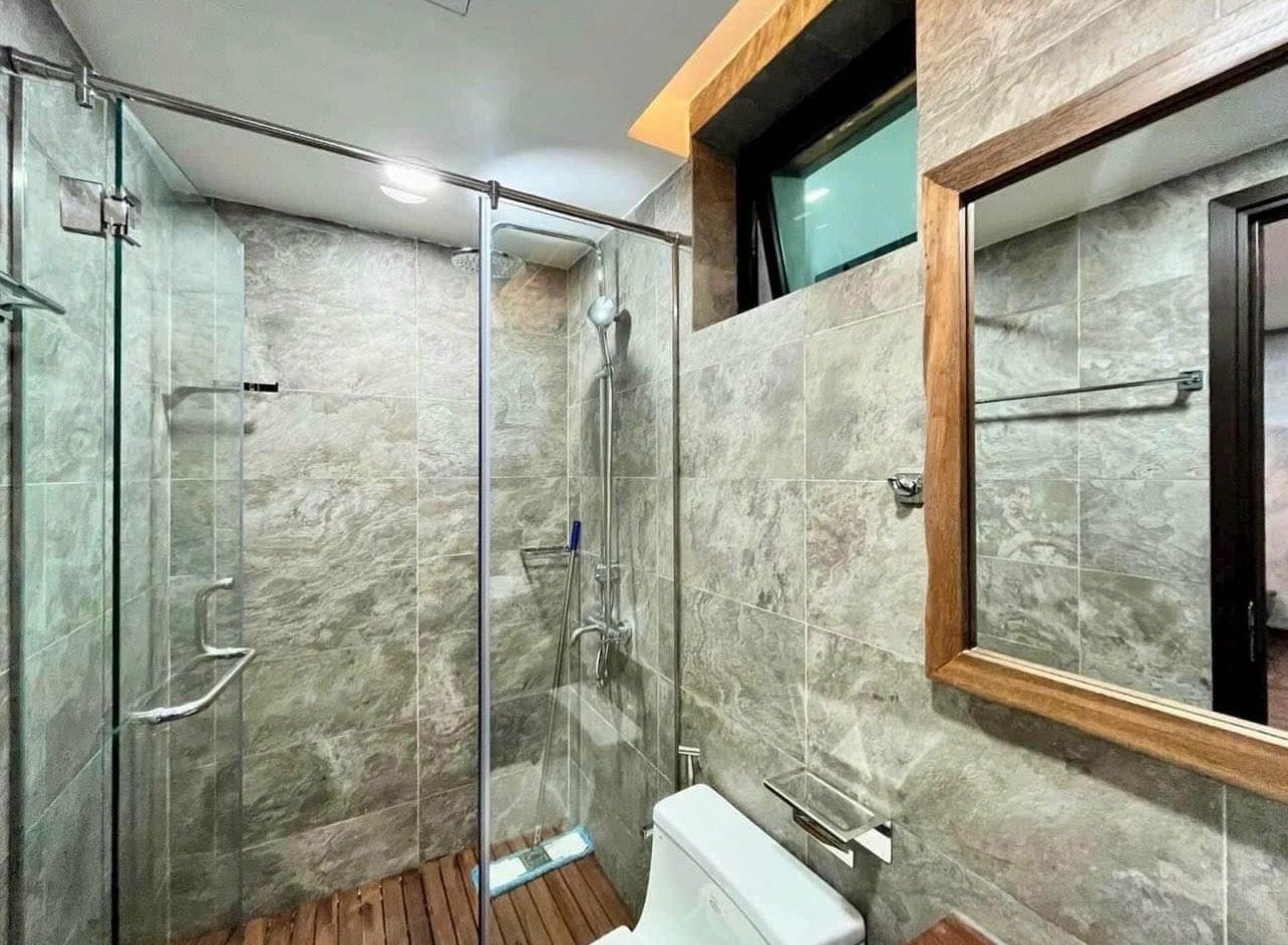 vach-ngan-trong-suot-tao-cam-giac-rong-rai-ben-trong-phong-tam